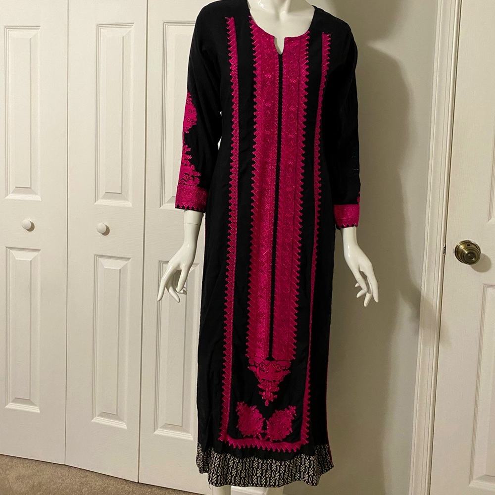 Dresses - Picture 3 of 3